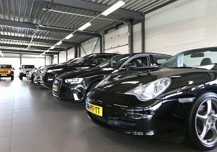 werknemer onder auto
